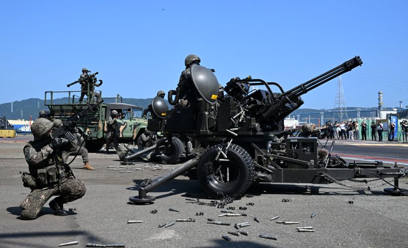 육군은 '25년 UFS/TIGER의 일환으로 20일, 울산항 5부두 일대에서 '울산항 통합방호훈련'을 실시했다. 이번 훈련은 민·관·군·경·소방 등 통합방위요소 간의 유기적인 협조체계 강화와 국가중요시설 방호능력 향상을 위해 계획되었다. 사진은 53사단 장병들이 20mm 발칸포를 활용해 군집드론 공격에 대응하는 모습. 육군 제공
