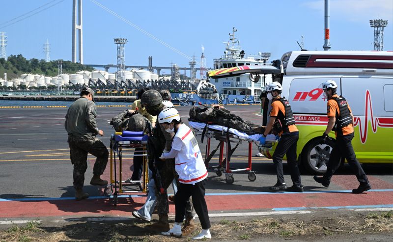 육군은 '25년 UFS/TIGER의 일환으로 20일, 울산항 5부두 일대에서 '울산항 통합방호훈련'을 실시했다. 이번 훈련은 민·관·군·경·소방 등 통합방위요소 간의 유기적인 협조체계 강화와 국가중요시설 방호능력 향상을 위해 계획되었다. 사진은 훈련에 참가한 인원들이 폭발 및 화재로 발생한 환자들에 대한 구호조치를 하는 모습. 육군 제공