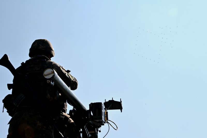 육군은 '25년 UFS/TIGER의 일환으로 20일, 울산항 5부두 일대에서 '울산항 통합방호훈련'을 실시했다. 이번 훈련은 민·관·군·경·소방 등 통합방위요소 간의 유기적인 협조체계 강화와 국가중요시설 방호능력 향상을 위해 계획되었다. 사진은 53사단 장병들이 휴대용 지대공미사일 '신궁'을 활용해 군집드론 공격에 대응하는 모습. 육군 제공