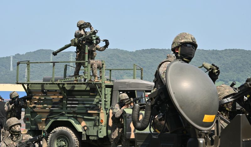 육군은 '25년 UFS/TIGER의 일환으로 20일, 울산항 5부두 일대에서 '울산항 통합방호훈련'을 실시했다. 이번 훈련은 민·관·군·경·소방 등 통합방위요소 간의 유기적인 협조체계 강화와 국가중요시설 방호능력 향상을 위해 계획되었다. 사진은 53사단 장병들이 휴대용 지대공미사일 '신궁'을 활용해 군집드론 공격에 대응하는 모습. 육군 제공