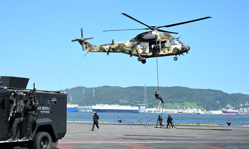 육군은 '25년 UFS/TIGER의 일환으로 20일, 울산항 5부두 일대에서 '울산항 통합방호훈련'을 실시했다. 이번 훈련은 민·관·군·경·소방 등 통합방위요소 간의 유기적인 협조체계 강화와 국가중요시설 방호능력 향상을 위해 계획되었다. 사진은 53사단 군사경찰 대테러특임대와 울산경찰특공대가 적 특수작전부대를 제압하기 위해 헬기 레펠 및 작전차량으로 기동하는 모습. 육군 제공