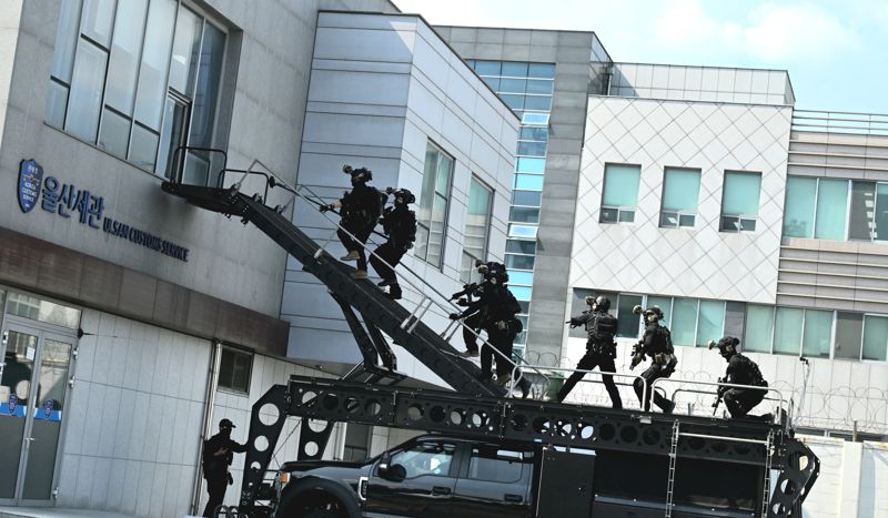 육군은 '25년 UFS/TIGER의 일환으로 20일, 울산항 5부두 일대에서 '울산항 통합방호훈련'을 실시했다. 이번 훈련은 민·관·군·경·소방 등 통합방위요소 간의 유기적인 협조체계 강화와 국가중요시설 방호능력 향상을 위해 계획되었다. 사진은 53사단 군사경찰 대테러특임대와 울산경찰특공대가 적 특수작전부대를 제압하기 위해 헬기 레펠 및 작전차량으로 기동하는 모습. 육군 제공