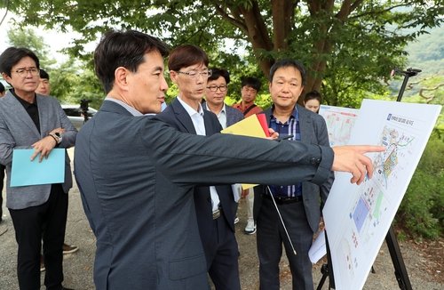 지난달 제2경춘국도 공사 예정지 방문한 김진태 지사. 연합뉴스
