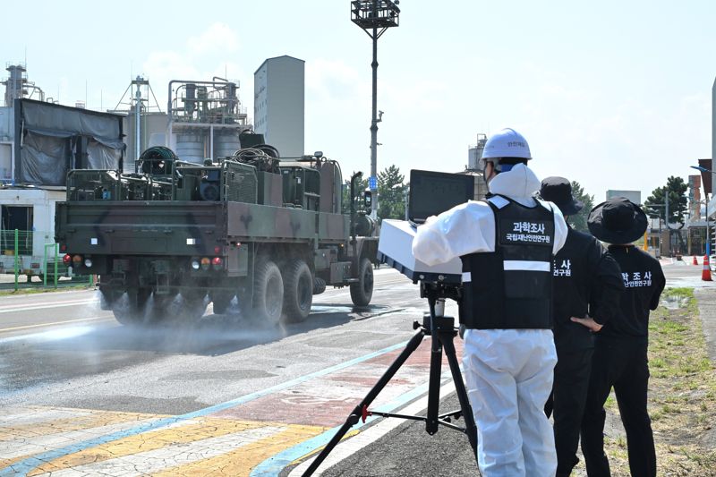 육군은 '25년 UFS/TIGER의 일환으로 20일, 울산항 5부두 일대에서 '울산항 통합방호훈련'을 실시했다. 이번 훈련은 민·관·군·경·소방 등 통합방위요소 간의 유기적인 협조체계 강화와 국가중요시설 방호능력 향상을 위해 계획되었다. 사진은 훈련에 참가한 인원들이 드론의 자폭 공격과 추락으로 발생한 화재를 진압하고 유해화학물질 유출 여부 등을 확인하는 모습. 육군 제공
