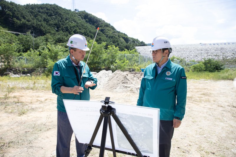 김홍규 강릉시장이 20일 성산면 산북리에 위치한 구산농보 생활용수 확보사업 공사 현장에 방문해 공사 진행 현황을 살피고 있다.(강릉시 제공, 재판매 및 DB 금지) 2025.8.20/뉴스1