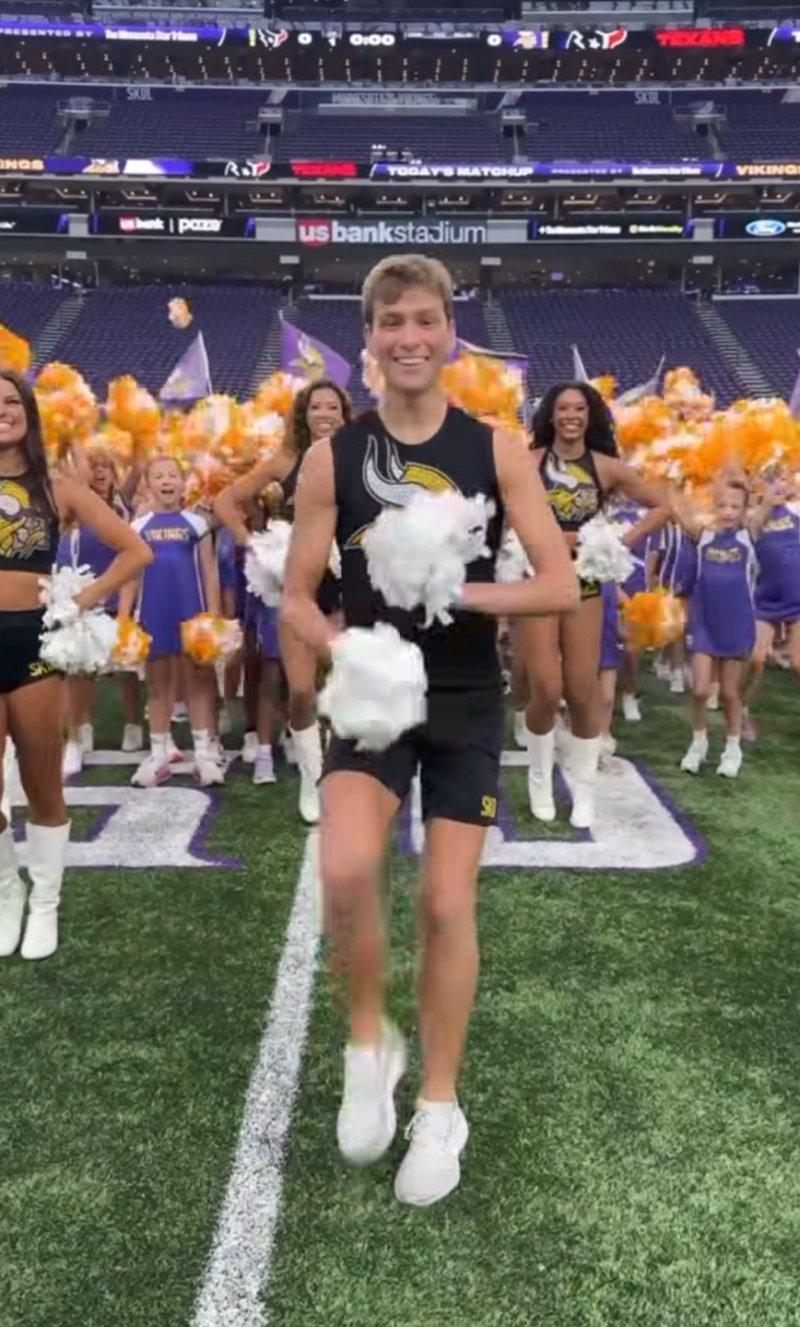 美미식축구 '남성 치어리더' 논란... 뭐가 문제냐