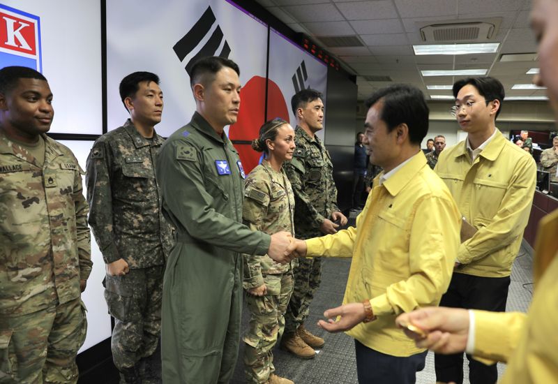 안규백 국방부 장관이 20일 한미연합군사령부 전시지휘소를 방문해 25 UFS 연습에 참가 중인 한미 장병들을 격려하고 있다. 한미연합사 제공