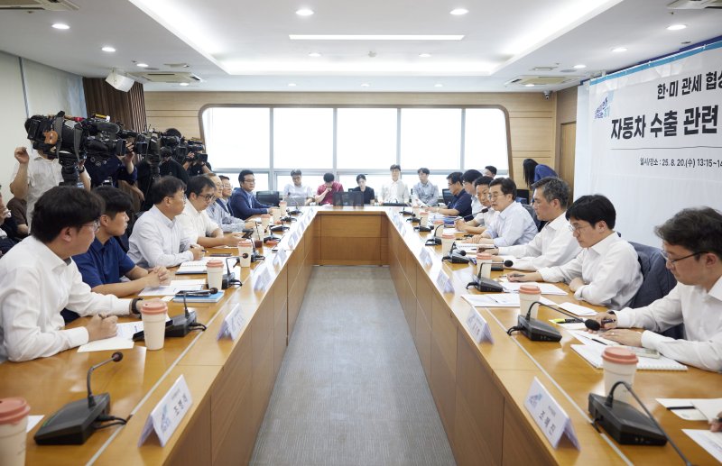 김동연 경기도지사가 평택항마린센터에서 열린 자동차 수출기업 관계자 현장간담회에서 기업인들의 애로사항을 청취하며 후속조치 논의를 하고 있다. 뉴스1