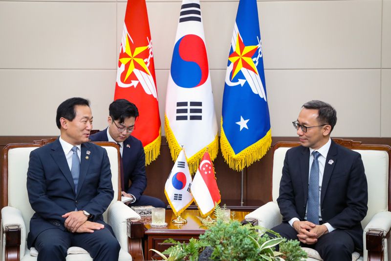 이두희 국방부차관(왼쪽)이 20일 오후 국방부에서 찬 헹 키 싱가포르 국방차관과 회담을 하고 있다. 국방일보 제공