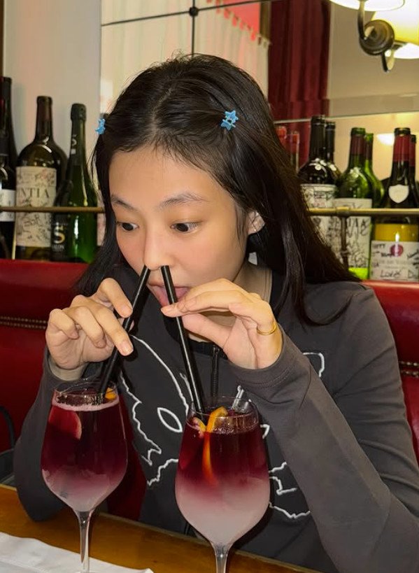 제니, 콧구멍에 빨대 꼽고 엉뚱 포즈…일상 사진도 여신 [N샷]