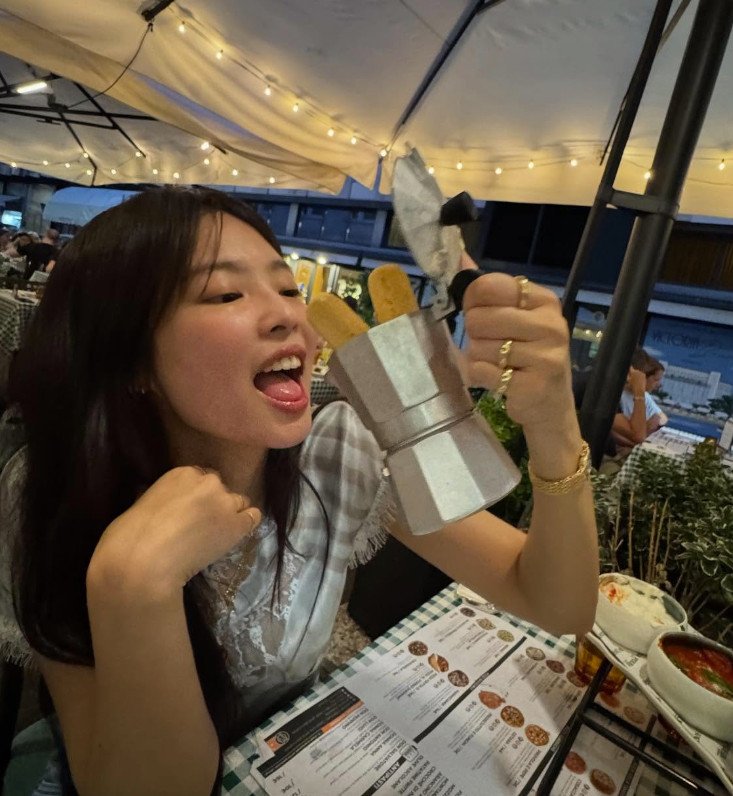 제니, 콧구멍에 빨대 꼽고 엉뚱 포즈…일상 사진도 여신 [N샷]