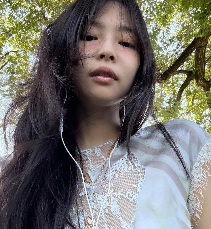 제니, 콧구멍에 빨대 꼽고 엉뚱 포즈…일상 사진도 여신 [N샷]