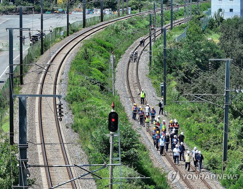열차에 선로 작업자 치여 7명 사상…현장 조사 (출처=연합뉴스)