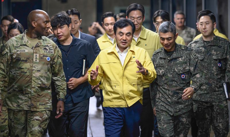 안규백 국방부 장관(가운데)이 20일 한미연합군사령부 전시지휘소를 방문 중 제이비어 브런슨 사령관(왼쪽)과 강신철 부사령관과 이야기를 나누며 이동하고 있다. 한미연합사 제공