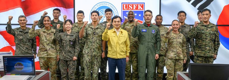 안규백 국방부 장관이 20일 오후 한미연합군사령부 전시지휘소를 찾아 2025 UFS 연습에 참가중인 한미 장병들과 기념촬영 하고 있다. 한미연합사 제공