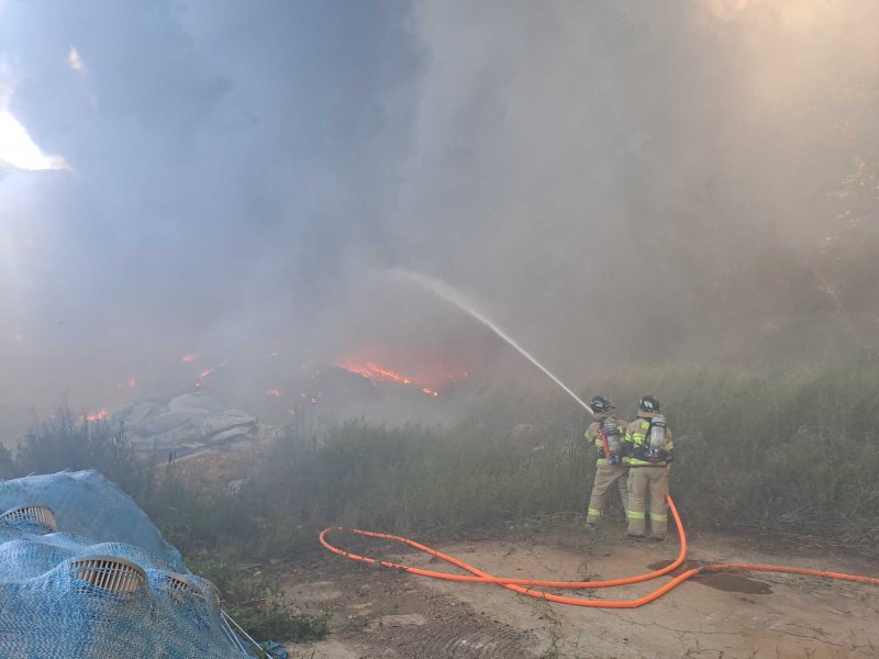 강원 강릉시 강동면 폐목재 야적장 화재 진화 현장.(강원도소방본부 제공, 재판매 및 DB 금지) 2025.8.20/뉴스1