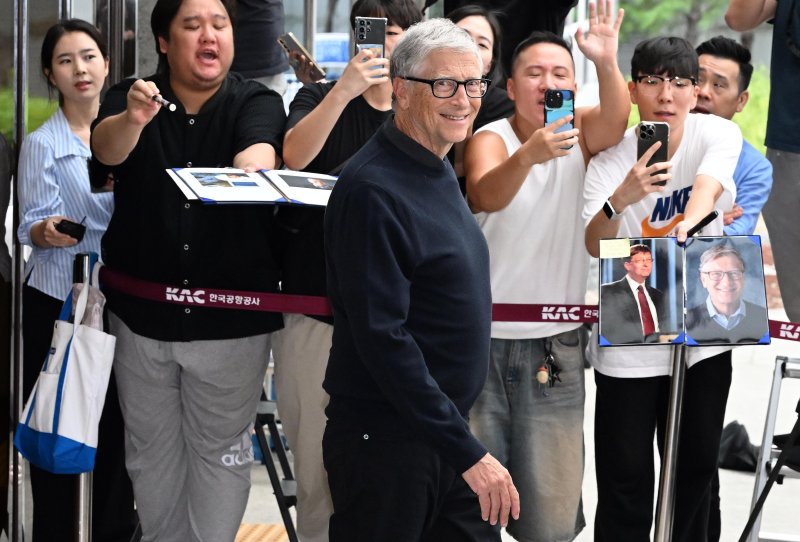 [서울=뉴시스] 김선웅 기자 = 빌 게이츠 게이츠재단 이사장이 20일 서울김포비즈니스항공센터를 통해 입국하고 있다. (공동취재) 2025.08.20. photo@newsis.com
