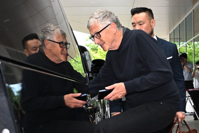 [서울=뉴시스] 김선웅 기자 = 빌 게이츠 게이츠재단 이사장이 20일 서울김포비즈니스항공센터를 통해 입국해 차량에 탑승하고 있다. (공동취재) 2025.08.20. photo@newsis.com