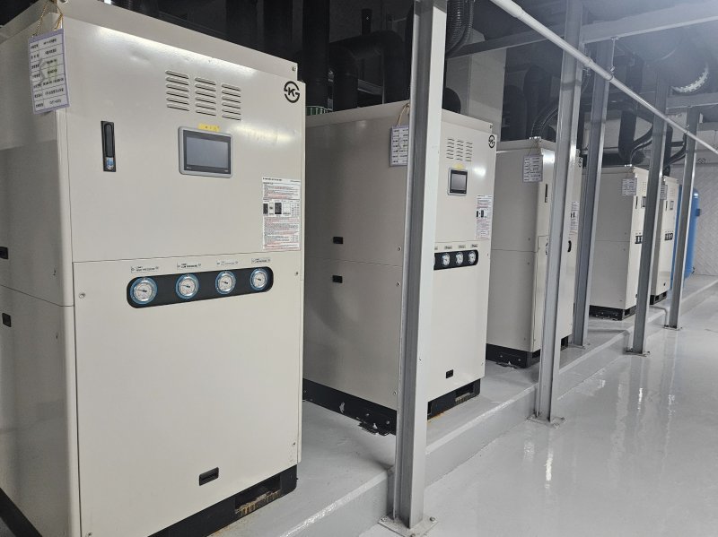 205동 지하 기계실에 위치한 지열히트펌프. 단지에 모인 열 에너지를 냉난방으로 바꿔 각 세대에 배달하는 역할을 한다. 사진=최가영 기자