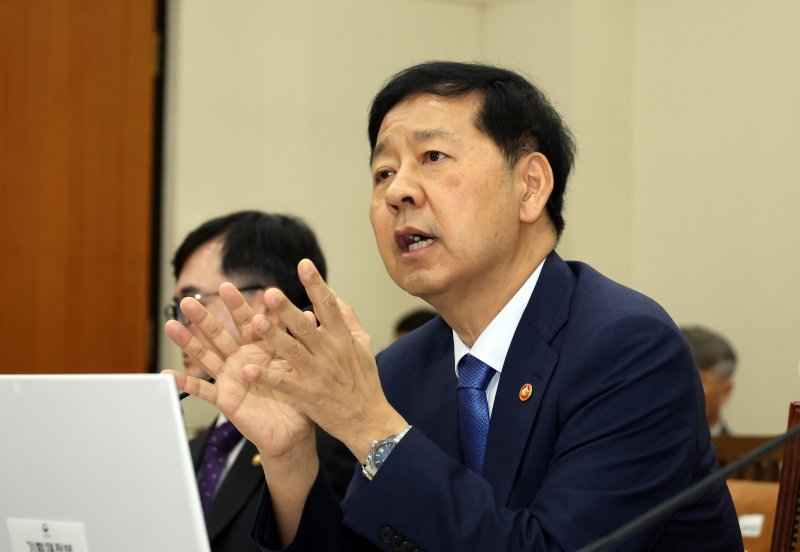 무능·무식 李정부 경제... 난타전 유발한 경제부총리 발언은?