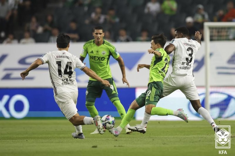 전북과 강원의 코리아컵 4강 1차전 경기 모습(대한축구협회 제공)