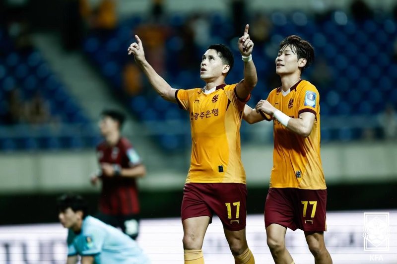 광주가 부천과의 코리아컵 4강 1차전서 2-0으로 이겼다.