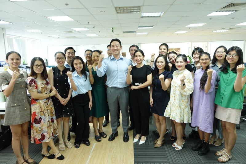 정석우 천경해운 베트남 법인장과 현지 직원들이 21일 파이낸셜뉴스와 만나 포즈를 취하고 있다. 사진=강구귀 기자