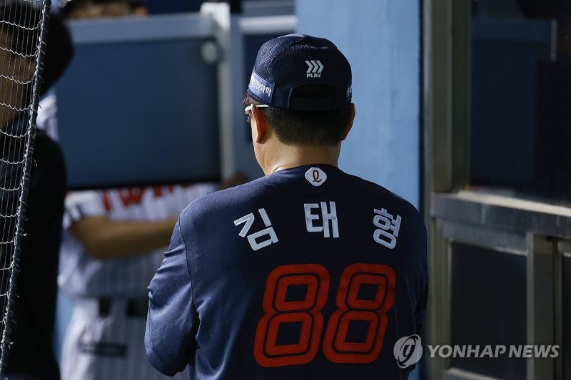 경기장 빠져나가는 김태형 감독 (출처=연합뉴스)