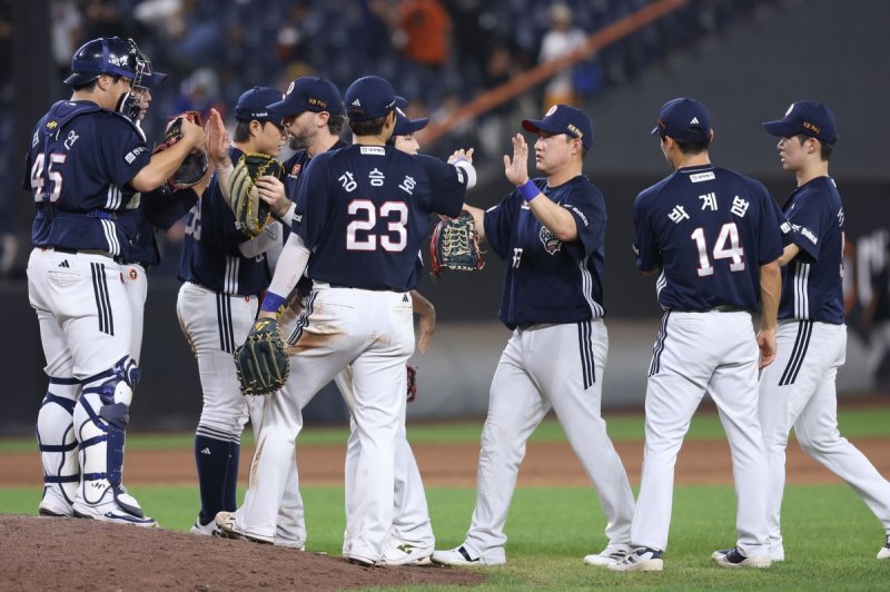 20일 한화를 꺾고 승리를 자축하는 두산 선수들. (출처=연합뉴스)