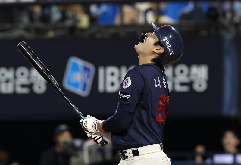 [서울=뉴시스] 김선웅 기자 = 20일 서울 송파구 잠실야구장에서 열린 2025 프로야구 롯데 자이언츠 vs LG 트윈스 경기, 8회초 2사 주자 2루 상황 롯데 나승엽이 삼진 아웃 당하며 아쉬워하고 있다. 2025.08.20. mangusta@newsis.com