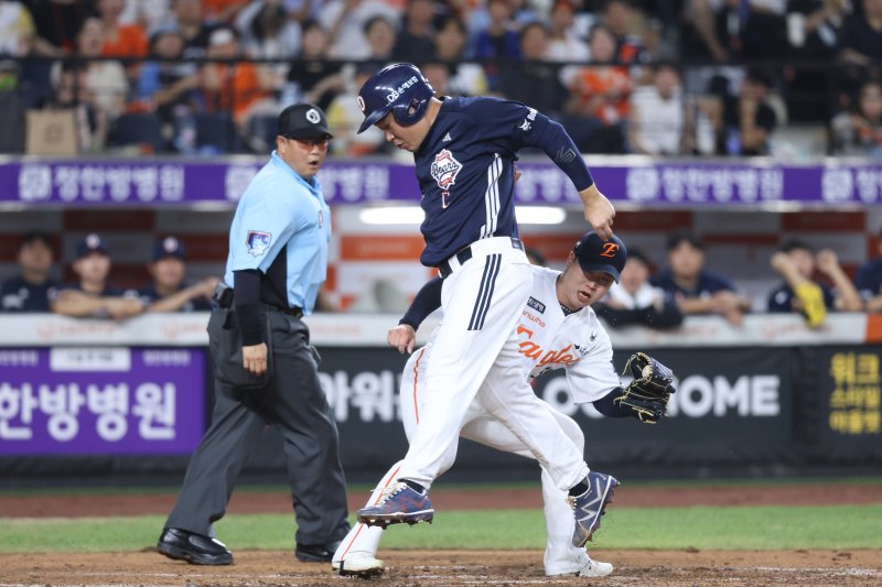 [서울=뉴시스] 프로야구 두산 베어스 양의지가 20일 대전 한화생명볼파크에서 열린 2025 신한 쏠뱅크 KBO리그 한화 이글스와의 경기에서 득점을 올리고 있다. (사진=두산 베어스 제공) 2025.08.20.