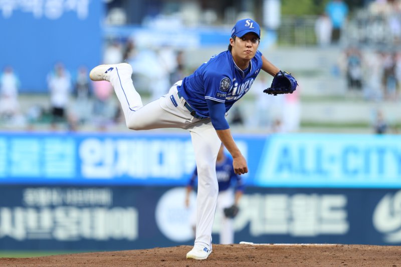 [서울=뉴시스] 프로야구 삼성 라이온즈 원태인이 20일 창원NC파크에서 열린 2025 신한 쏠뱅크 KBO리그 NC 다이노스와의 경기에 선발 등판해 공을 던지고 있다. (사진=삼성 라이온즈 제공) 2025.08.20.