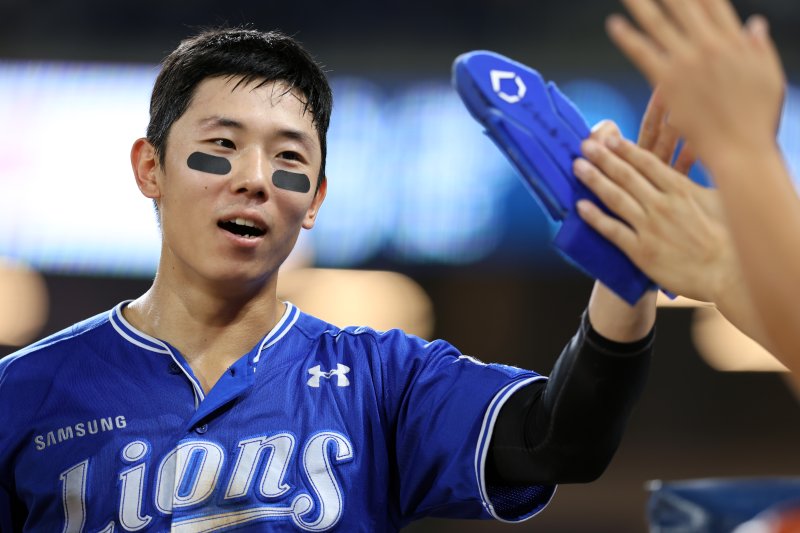 [서울=뉴시스] 프로야구 삼성 라이온즈 김성윤이 20일 창원NC파크에서 열린 2025 신한 쏠뱅크 KBO리그 NC 다이노스와의 경기에서 득점을 올린 뒤 동료들의 축하를 받고 있다. (사진=삼성 라이온즈 제공) 2025.08.20.