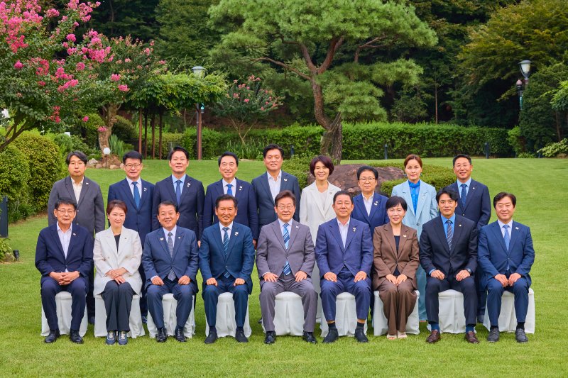 이재명 대통령이 20일 서울 한남동 관저에서 정청래 대표, 김병기 원내대표 등 더불어민주당 신임 지도부와 가진 만찬에서 기념촬영을 하고 있다. (대통령실 제공. 재판매 및 DB 금지) 2025.8.20/뉴스1 ⓒ News1 허경 기자