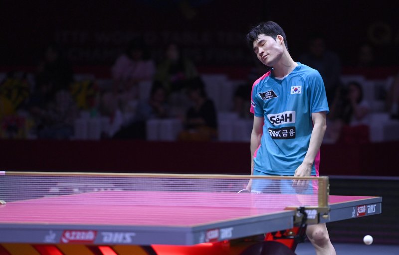 [도하(카타르)=뉴시스] 사진공동취재단 = 장우진이 22일(현지 시간) 카타르 도하 루사일 아레나에서 열린 2025 국제탁구연맹(ITTF) 세계선수권대회 남자단식 16강 스웨덴 트룰스 모르가르드와 경기에서 실점 후 아쉬워 하고 있다. 2025.05.23. photo@newsis.com
