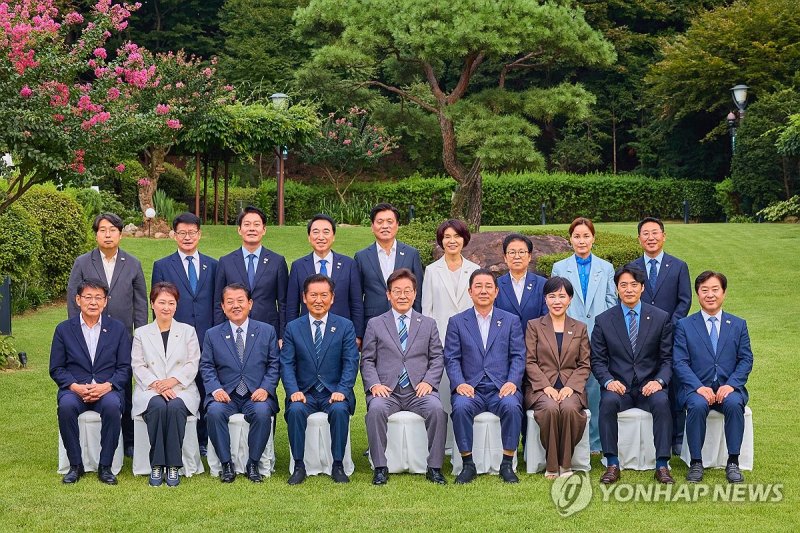 이재명 대통령, 민주당 지도부와 만찬 (출처=연합뉴스)