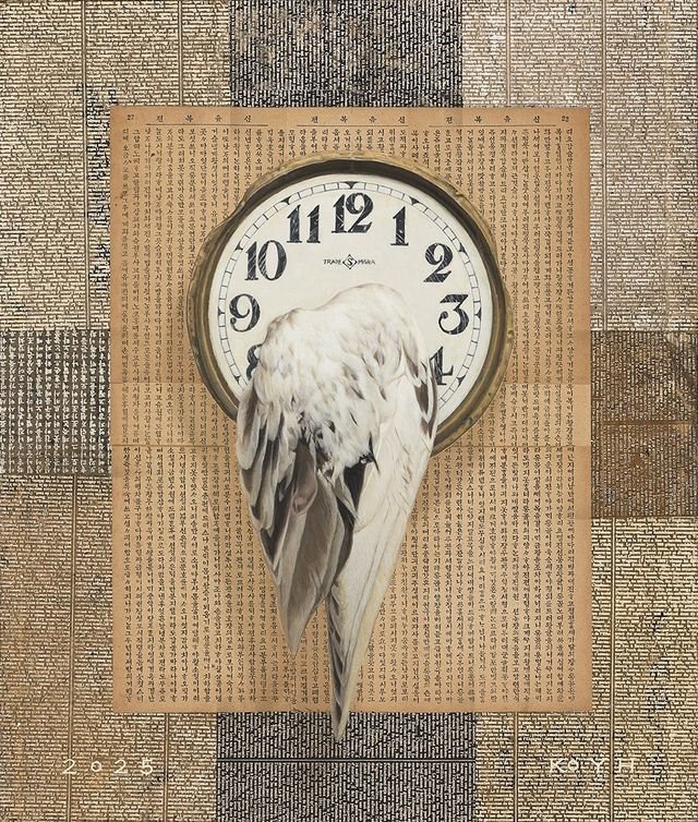 고영훈 무제 2025Acrylic on silk screen, old books, canvas53 x 45 cm *재판매 및 DB 금지