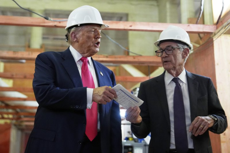 [워싱턴=AP/뉴시스] 도널드 트럼프(왼쪽) 미국 대통령이 지난달 24일(현지 시간) 워싱턴DC 연방준비제도(연준) 건물 개보수 현장을 방문해 제롬 파월 의장에게 비용 관련 문서를 건네고 있다. 트럼프 대통령은 파월 의장 면전에서 금리 인하를 촉구했다. 2025.08.21.