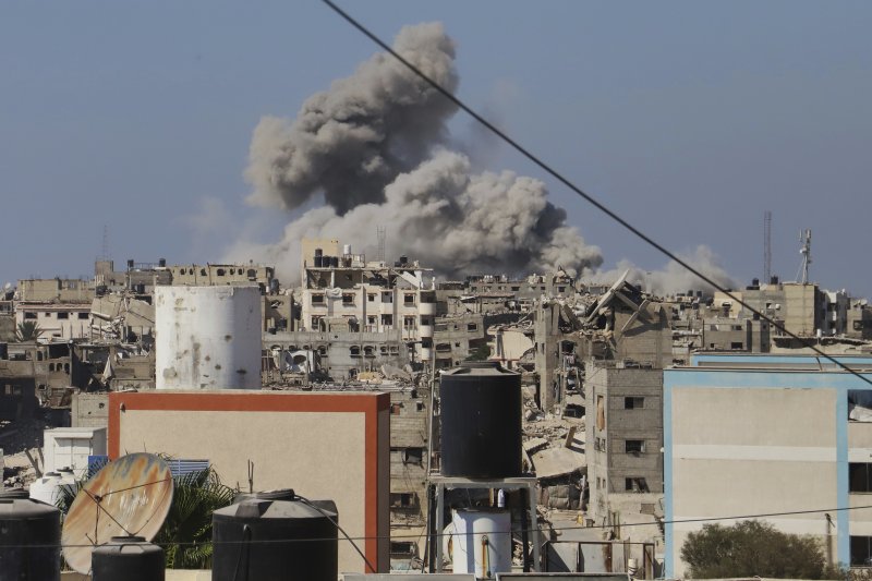 [가자시티=AP/뉴시스] 지난 18일(현지 시간) 이스라엘군의 공습을 받은 가자지구 가자시티에서 연기가 치솟고 있다. 2025.08.21.