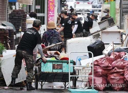 로카티 입고 수해 복구 작업 하는 군 장병들 (출처=연합뉴스)