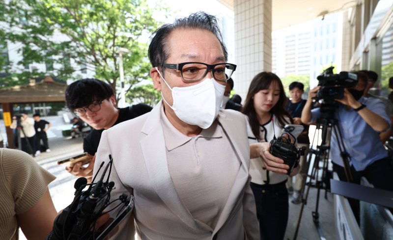 [서울=뉴시스] 배훈식 기자 = 건진법사로 불리는 전성배씨가 23일 오전 서울 양천구 서울남부지방법원에서 열린 정치자금법 위반 혐의 3차 공판에 출석하고 있다. (공동취재) 2025.06.23. photo@newsis.com