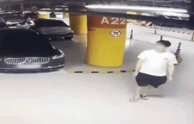 지난 6월 30일 오전 7시께 인천공항 제1터미널 지하주차장에서 한 운전자가 불법 좌회전을 하는 과정에서 A씨를 들이받았다.이 과정에서 A씨가 가해 차량의 보닛을 막았고, 운전자와 눈을 마주쳤지만 운전자는 사과도 없이 현장을 빠져나갔다. /영상=유튜브 '한문철TV'