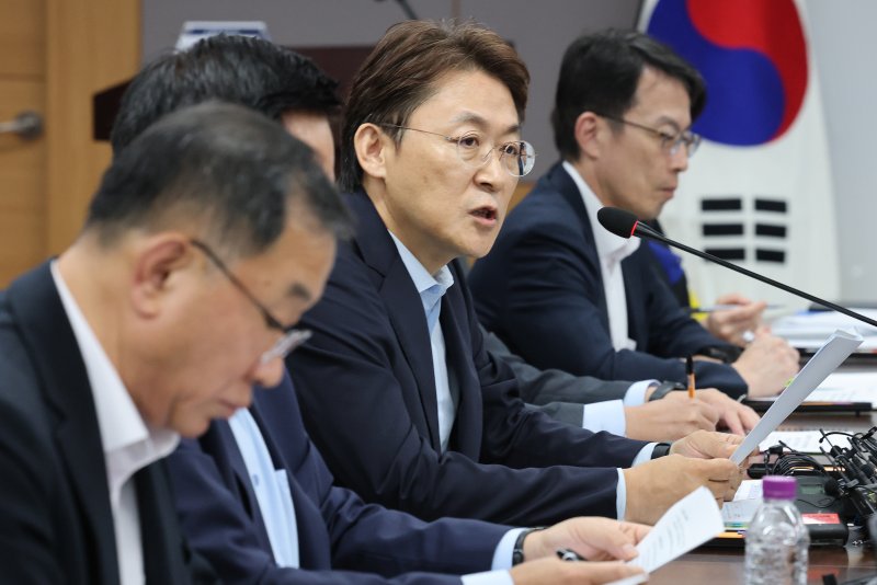 권대영 금융위원회 부위원장이 19일 서울 종로구 정부서울청사에서 열린 중대재해 관련 금융부문 대응 간담회에서 발언을 하고 있다. 뉴스1