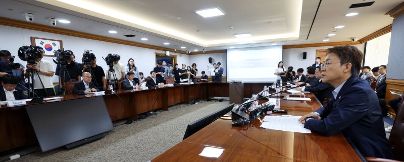 권대영 금융위원회 부위원장이 21일 오전 서울 중구 은행연합회에서 열린 석유화학 경쟁력 제고를 위한 금융권 간담회에서 발언하고 있다. 뉴시스