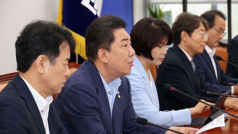 더불어민주당 김병기 원내대표가 21일 국회에서 열린 정책조정회의에서 발언하고 있다. 사진=서동일 기자