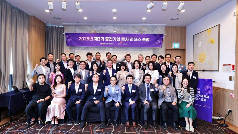 지난 20일 서울 강남구 SC컨벤션센터에서 열린 ‘중견기업 투자 리더스 포럼’ 3기 개강식에서 참석자들이 기념 촬영을 하고 있다.(왼쪽 앞줄부터) 배상민 카이스트 교수, 김기정 준오뷰티 상무, 윤창배 한국산업단지공단 상무, 김원이 더불어민주당 국회의원, 이호준 중견련 상근부회장, 민준선 삼일PwC 딜 부문 대표, 김민 중견련 회원본부장, 이도신 삼일PwC 유니콘지원센터장, 오승예 삼오제약 사장. 삼일PwC 제공.