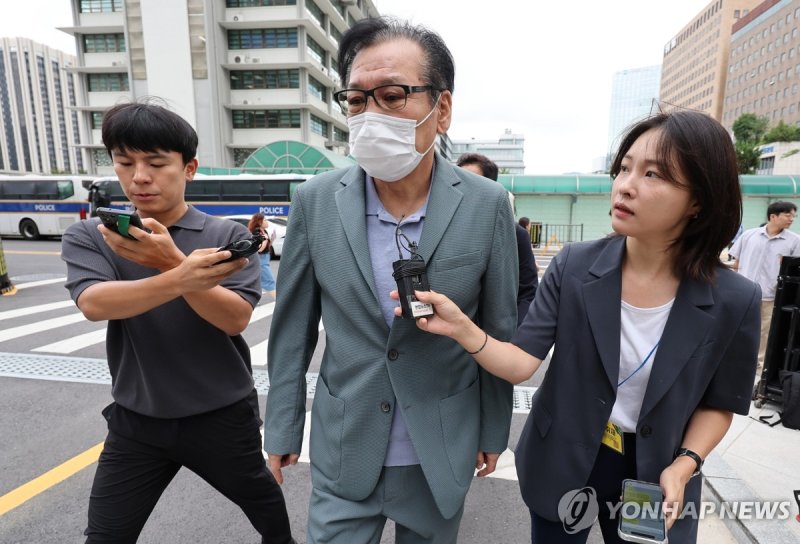 영장심사 포기한 건진법사 전성배 씨, 특검 인치 (출처=연합뉴스)