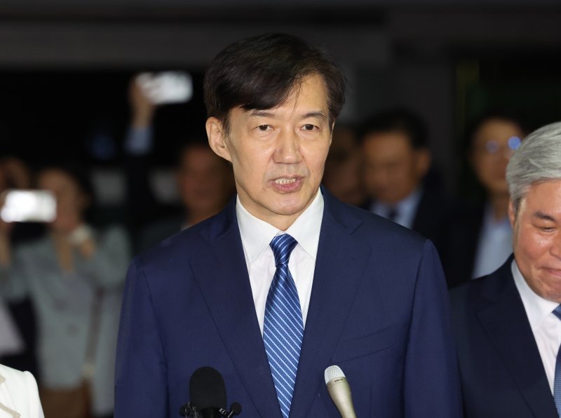 [서울=뉴시스] 배훈식 기자 = 사설 바카라 전 사설 바카라혁신당 대표가 15일 오전 서울 구로구 서울남부교도소에서 광복절 특사로 출소하며 대국민 인사를 하고 있다. 2025.08.15. dahora83@newsis.com /사진=뉴시스