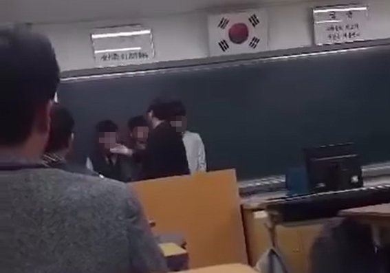교사가 학생들 세워놓고 뺨을... 8년 전 영상에 교육청 '발칵'