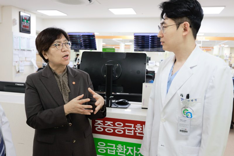 정은경 보건복지부 장관이 14일 충북 청주 서원구 충북대학교병원을 방문해 권역응급의료센터 의료진들과 대화를 나누고 있다. (보건복지부 제공. 재판매 및 DB 금지) 2025.8.14/뉴스1